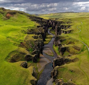 冰岛峡谷绿野河流美景