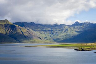 壮丽山水间的宁静湖泊