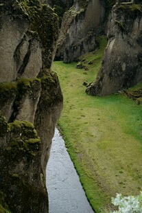 峡谷间的绿水与嶙峋山石