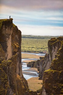 悬崖边的孤独身影与美景