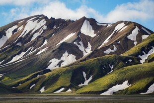 雪山与绿地交织的美景