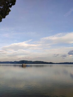 平静湖面与远处天际美景