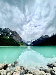 梦幻蓝湖与山间云雾美景