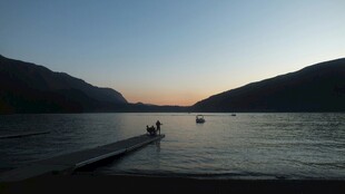 湖畔日落孤舟静谧美景