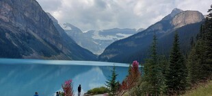 美丽湖畔的壮丽山景