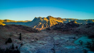 壮丽山景日出时分