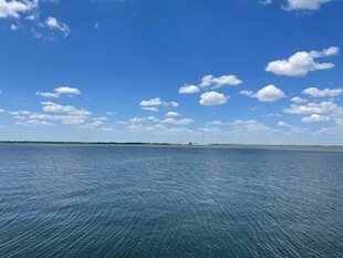 广阔蓝天与平静海面