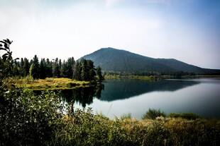 宁静湖畔山林美景