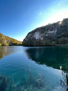 清澈湖水与山峦美景