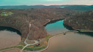 俯瞰山水相依的美丽景致