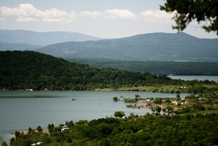 湖光山色间的自然美景