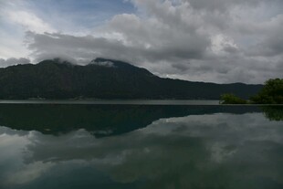 宁静湖景与远山云雾