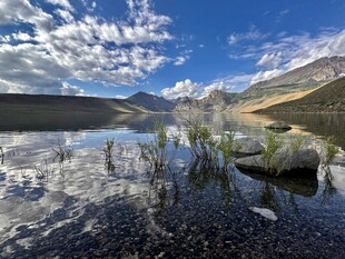 宁静湖景与蓝天白云相映