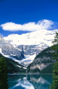 壮丽雪山下的静谧湖泊