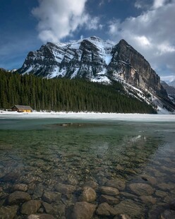 雪山下的清澈湖泊美景