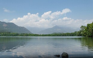 宁静湖畔青山伴白云