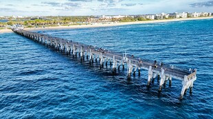 海上长栈桥延伸至远方