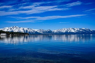 雪山下的静谧蓝色湖泊
