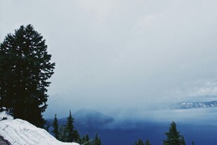 雪覆山林间的静谧湖景