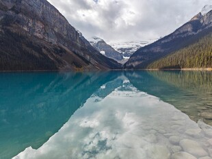 梦幻蓝湖映山峦