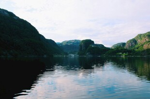宁静山水间的湖光山色