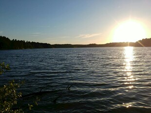 夕阳下波光粼粼的湖面