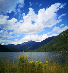 湖畔蓝天青山美景