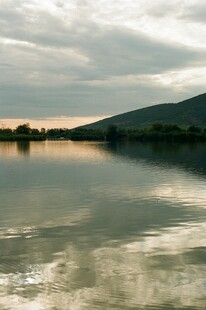 宁静湖面的黄昏美景