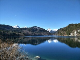 宁静湖景与远处山峦倒影