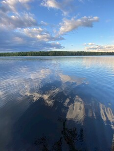 宁静湖面倒映蓝天白云
