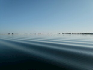 平静湖面的波纹美景