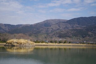 宁静山水间的秀丽湖景