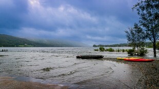 湖畔风光 小船静泊
