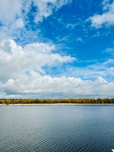 宁静湖面与蓝天白云美景