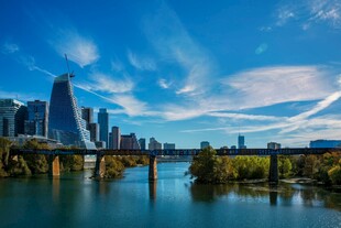 城市河畔风光与桥梁美景