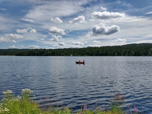宁静湖面小船悠然