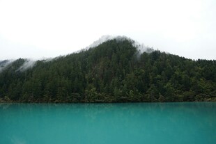 青山碧水间的静谧湖景