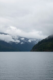 宁静山水间的广阔湖面