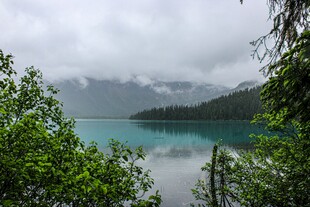 云雾下的幽美湖景山林