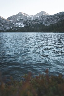 宁静湖畔与远处雪山美景