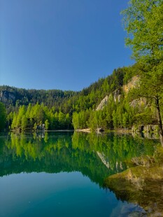 宁静湖畔青山绿树美景
