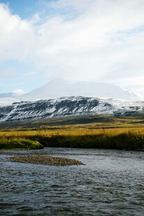 河畔雪山美景