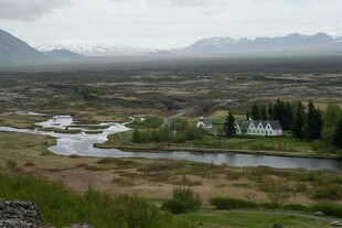 广袤原野中的蜿蜒河流