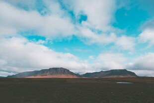 蓝天白云下的广袤原野