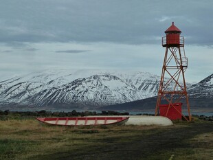 原野上的红色灯塔与远山