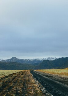旷野中的蜿蜒道路