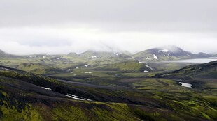 山间云雾缭绕的绿野风光