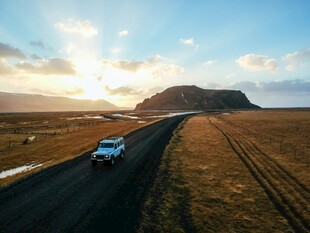 公路上行驶的白色汽车