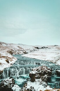 冰雪覆盖的壮丽瀑布景观