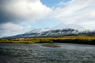 河畔雪山美景
